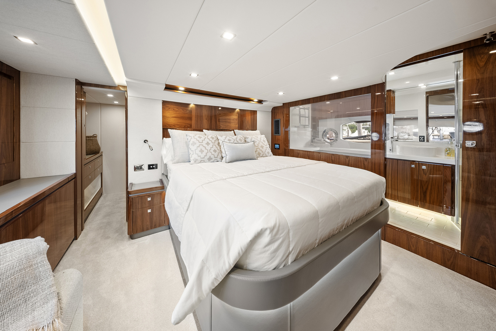 63' 2024 Riviera 6000 SPORT YACHT