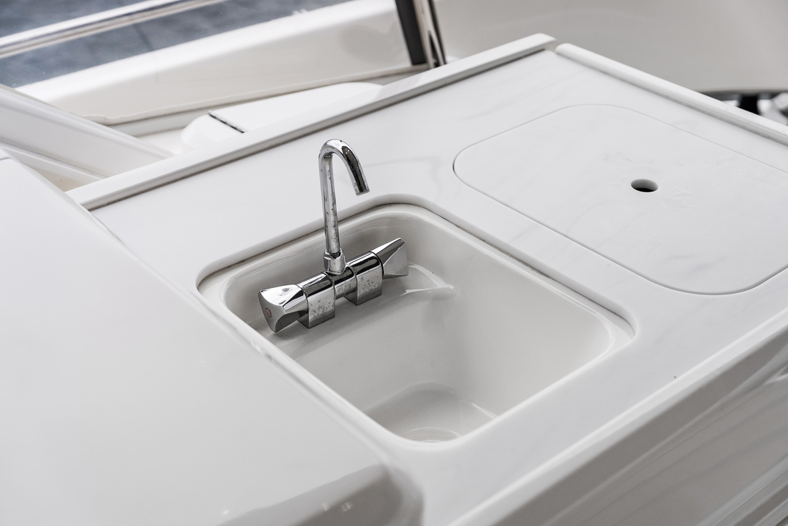 63' 2024 Riviera 6000 SPORT YACHT