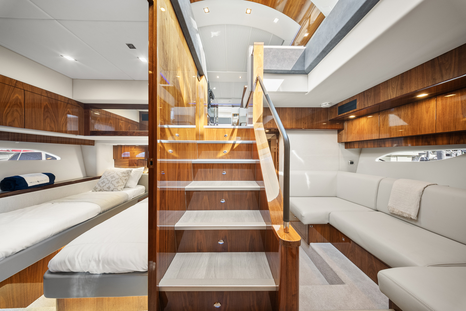 63' 2024 Riviera 6000 SPORT YACHT