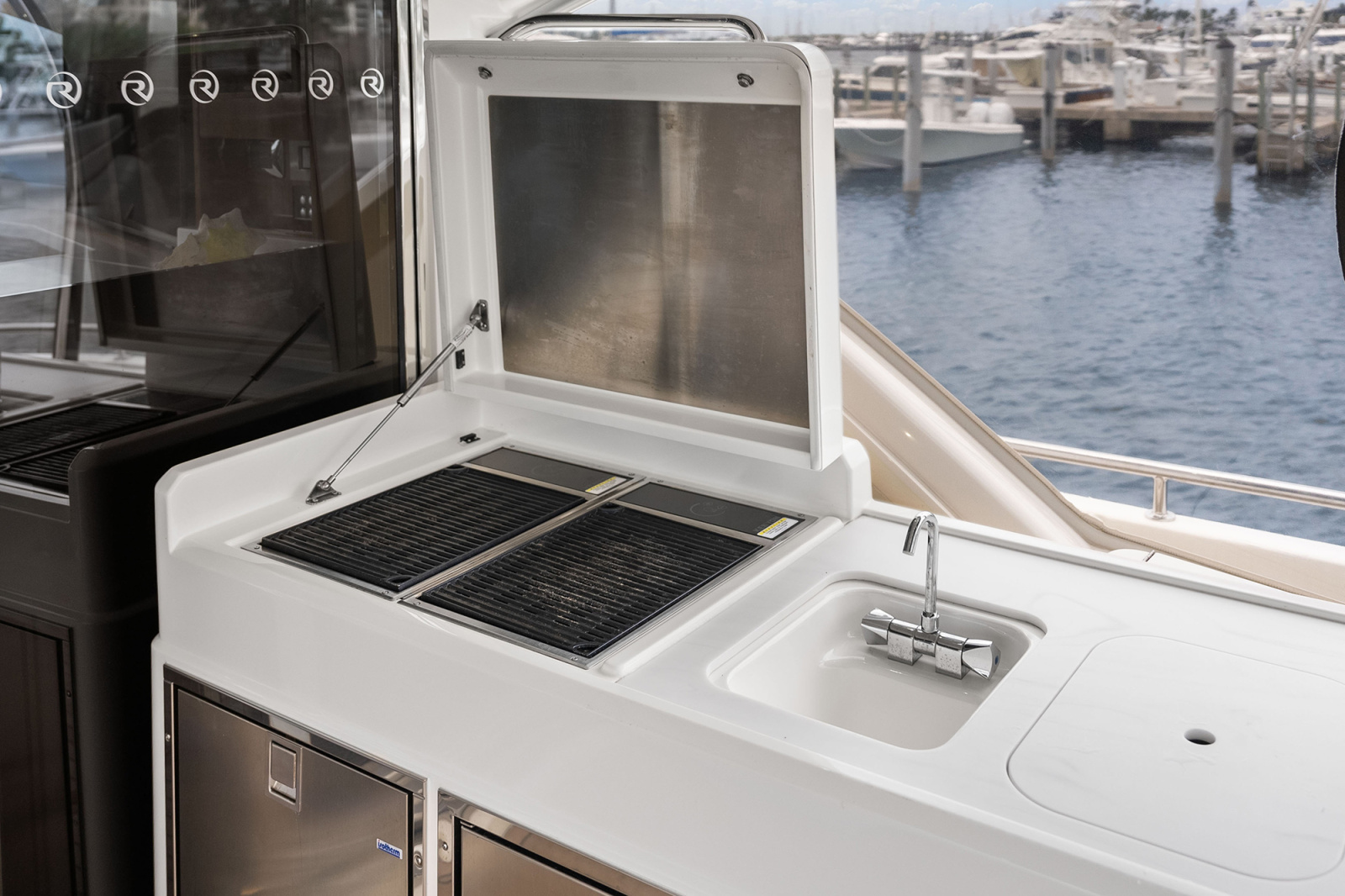 63' 2024 Riviera 6000 SPORT YACHT