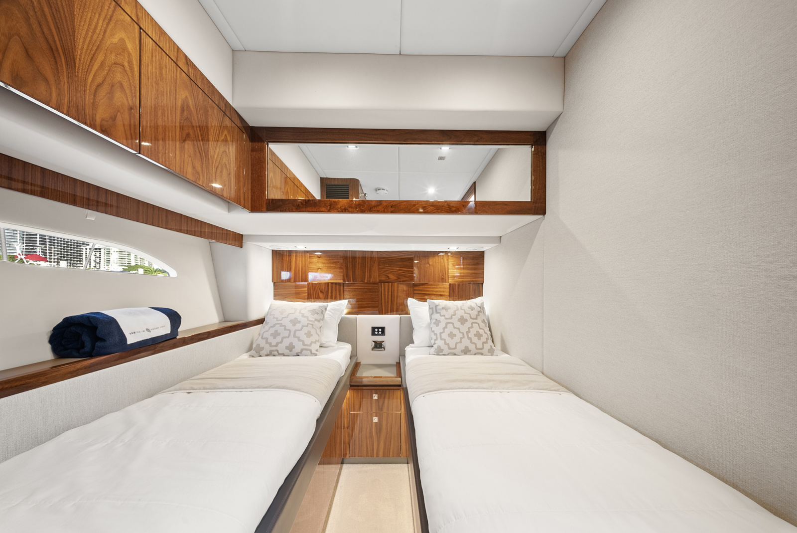 63' 2024 Riviera 6000 SPORT YACHT