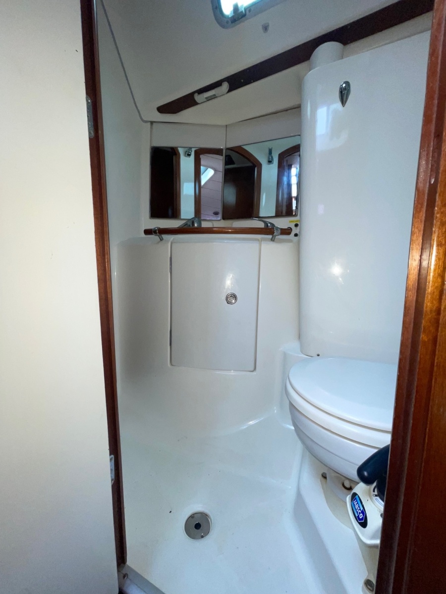 42' 2004 Beneteau 423