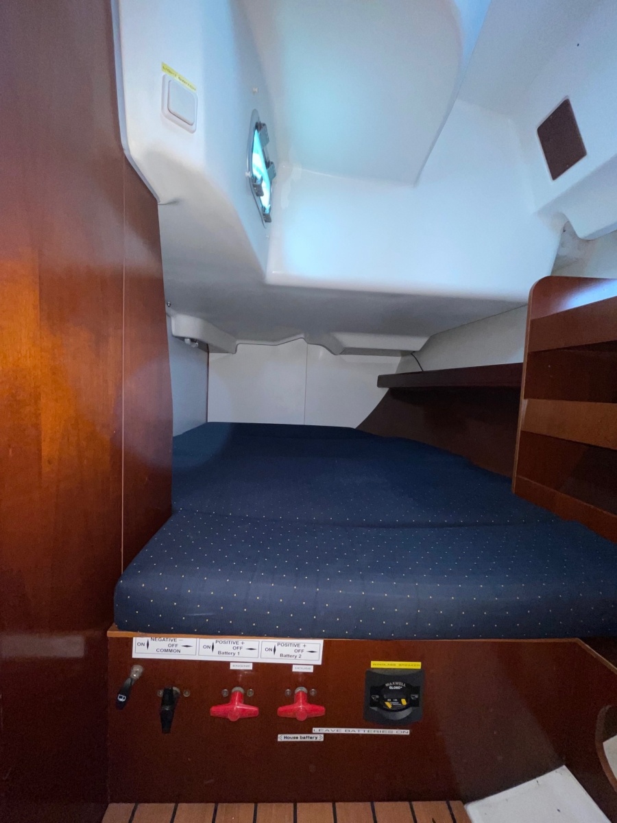 42' 2004 Beneteau 423