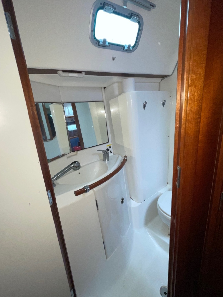 42' 2004 Beneteau 423
