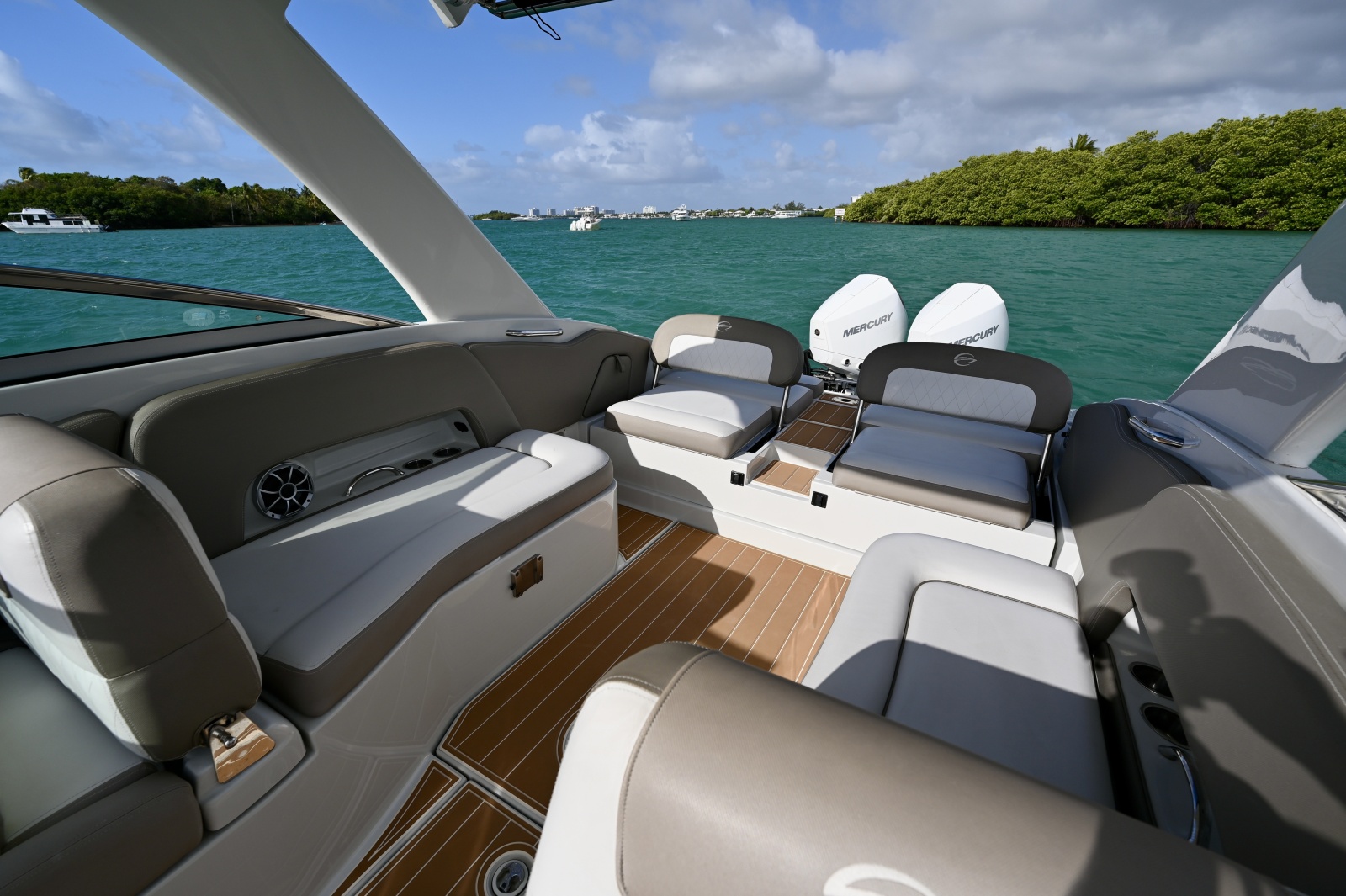 30' 2020 Crownline Eclipse E 305 XS