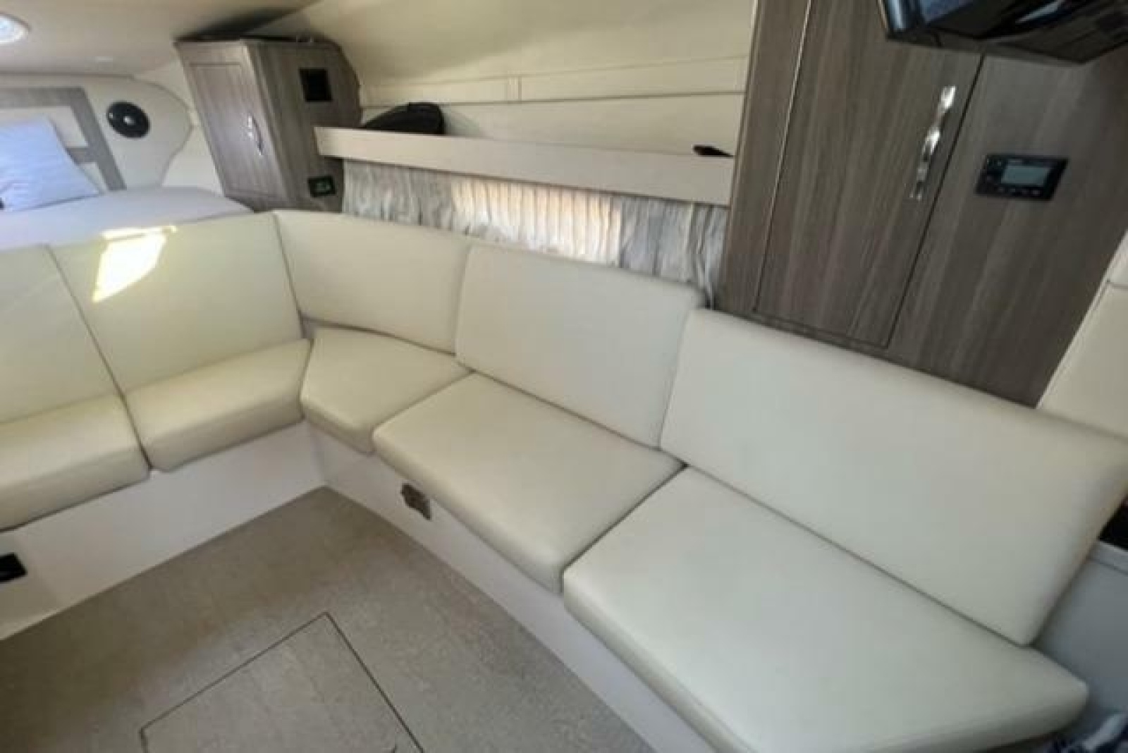 33' 2020 Regal 33 XO