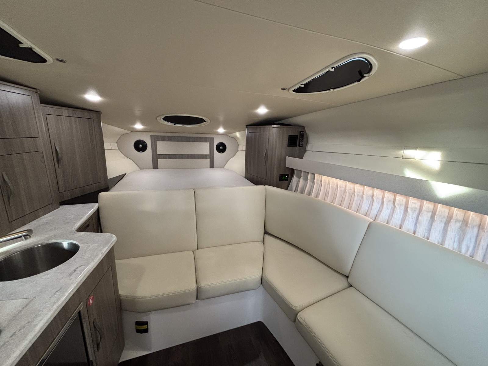 33' 2020 Regal 33 XO