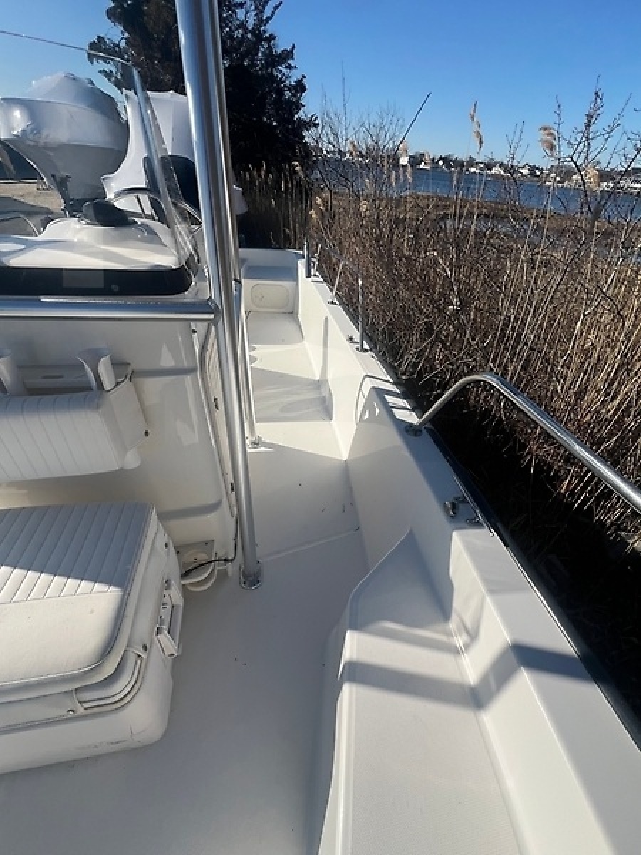19ft Boston Whaler Yacht For Sale