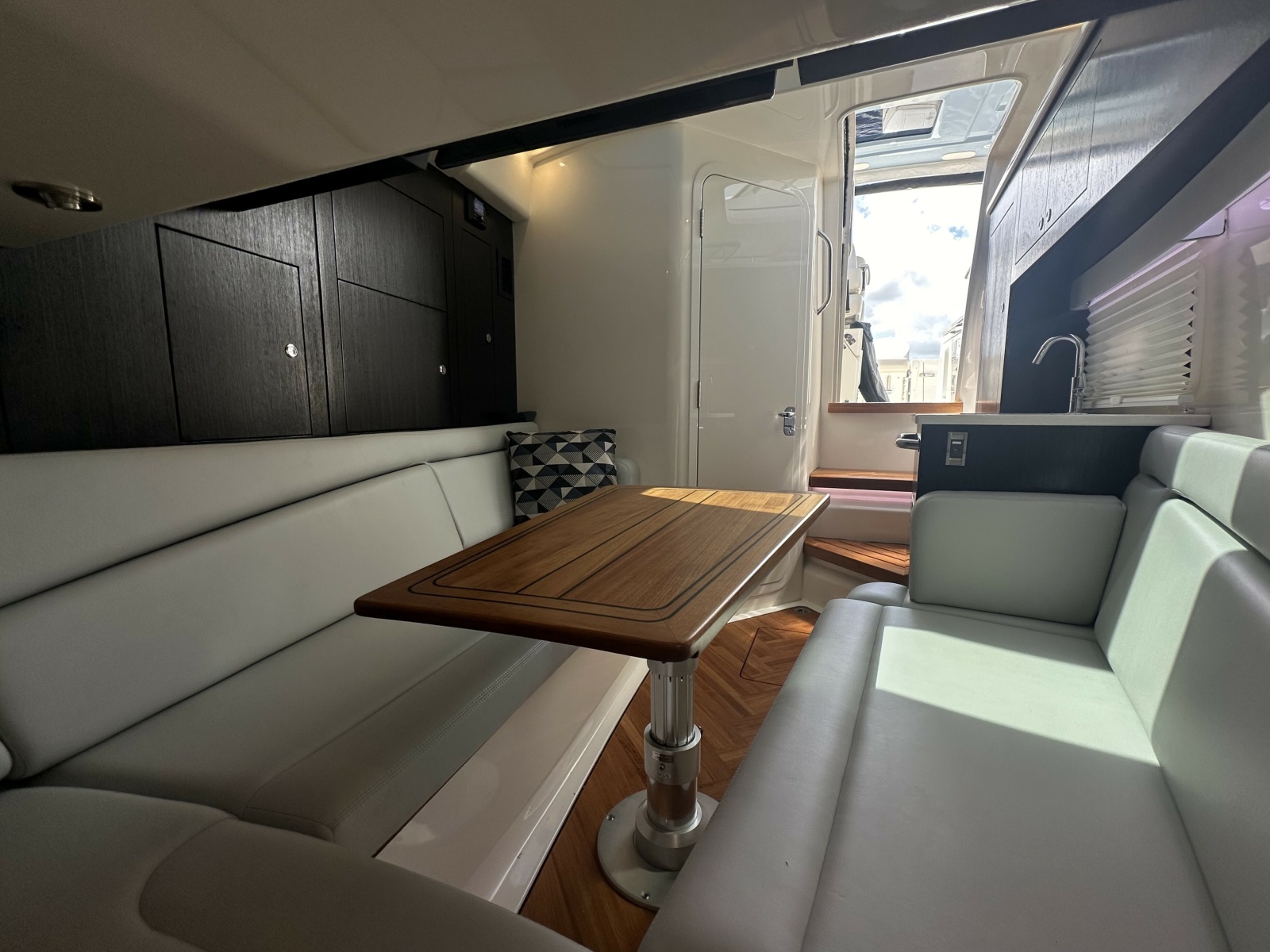 38' 2024 Boston Whaler 380 Realm