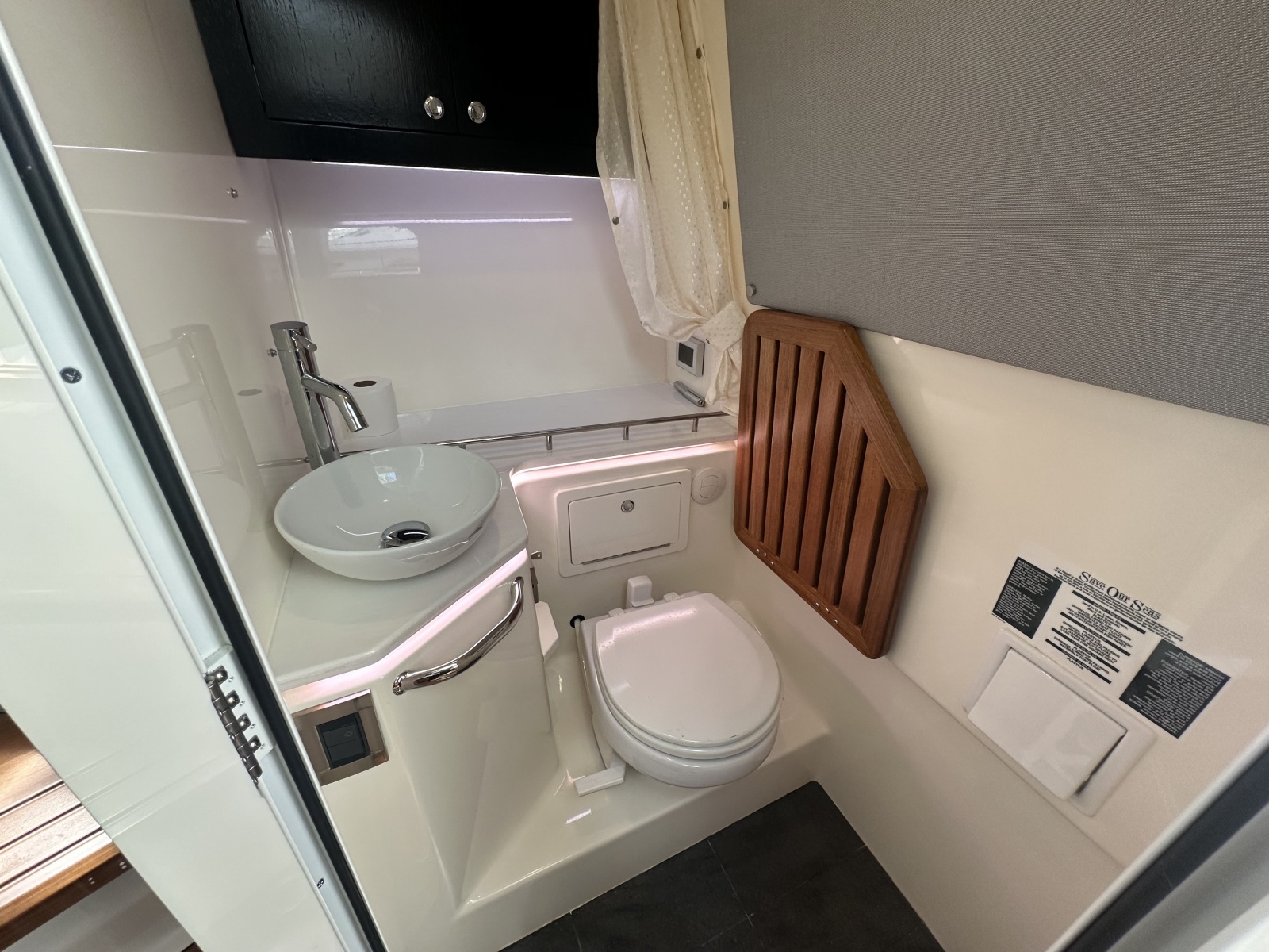 2024 Boston Whaler 380 Realm