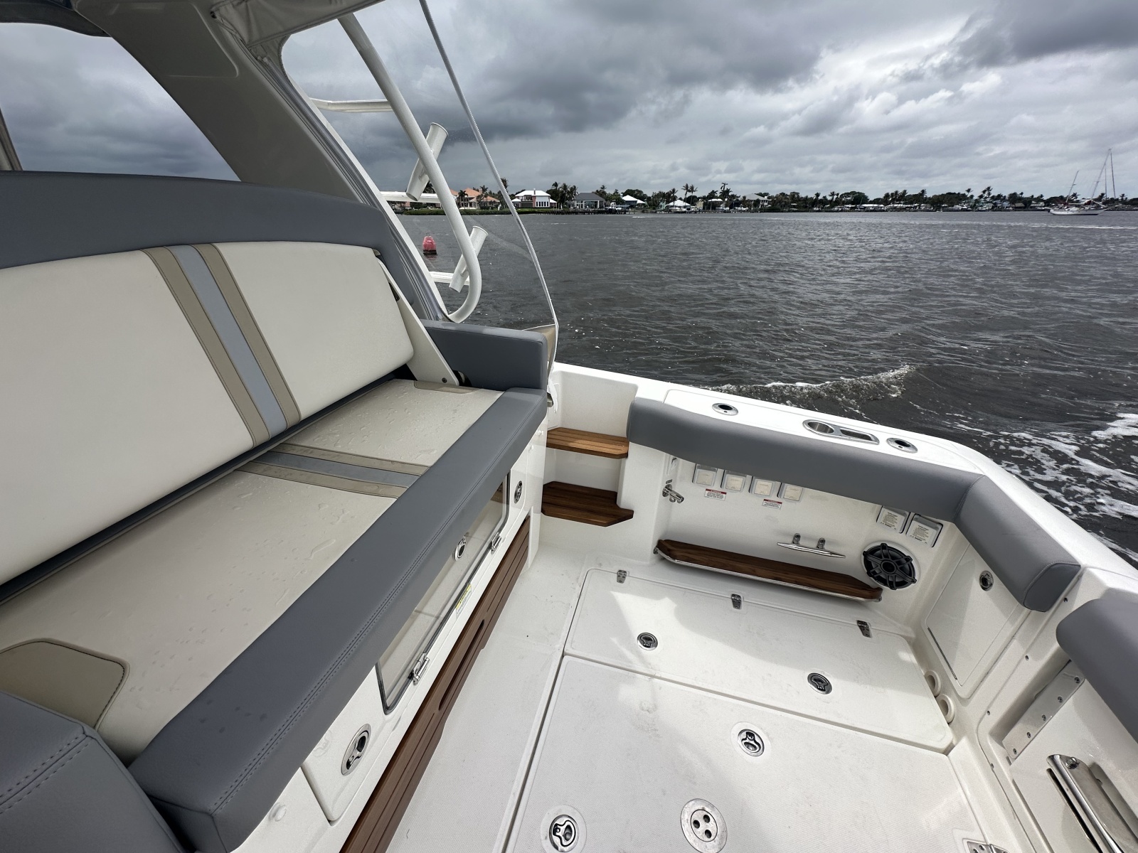 2024 Boston Whaler 380 Realm