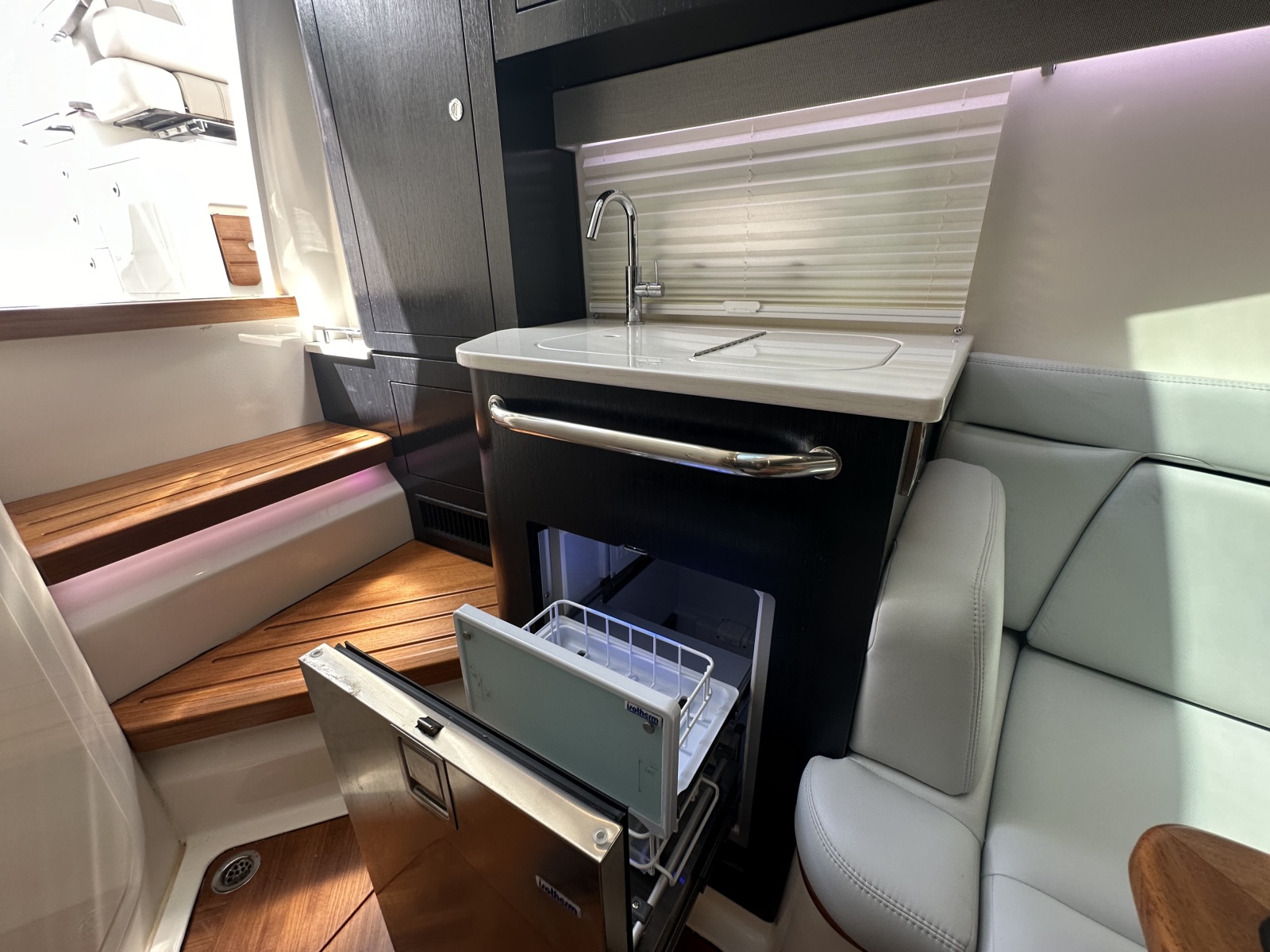 38' 2024 Boston Whaler 380 Realm