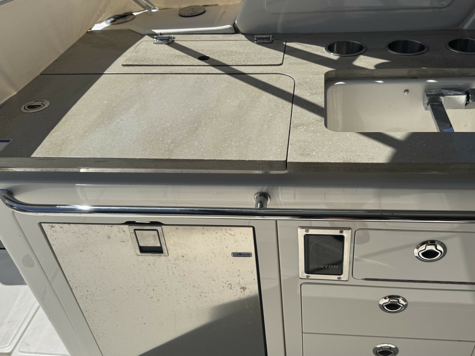 38' 2024 Boston Whaler 380 Realm