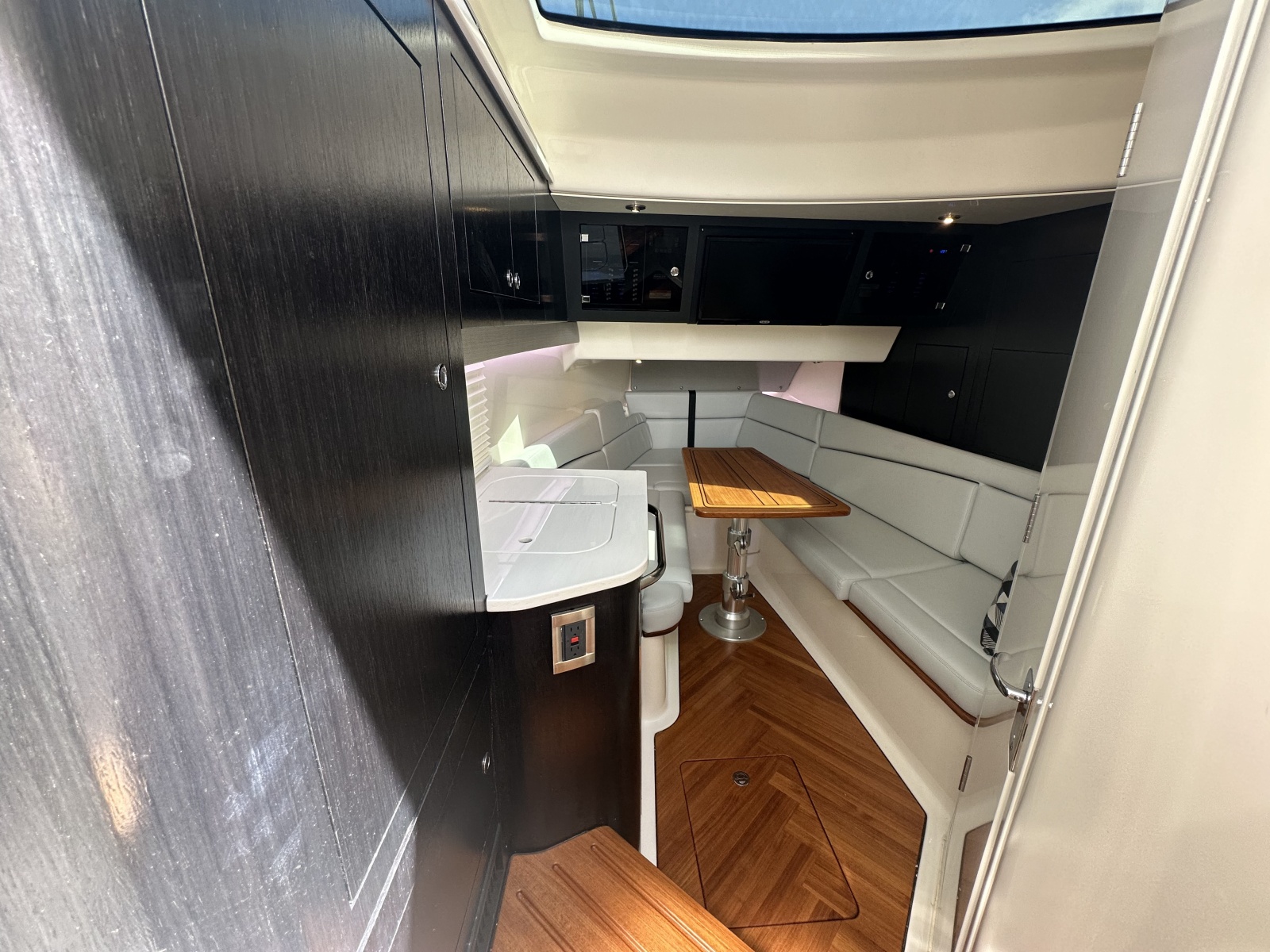 38' 2024 Boston Whaler 380 Realm