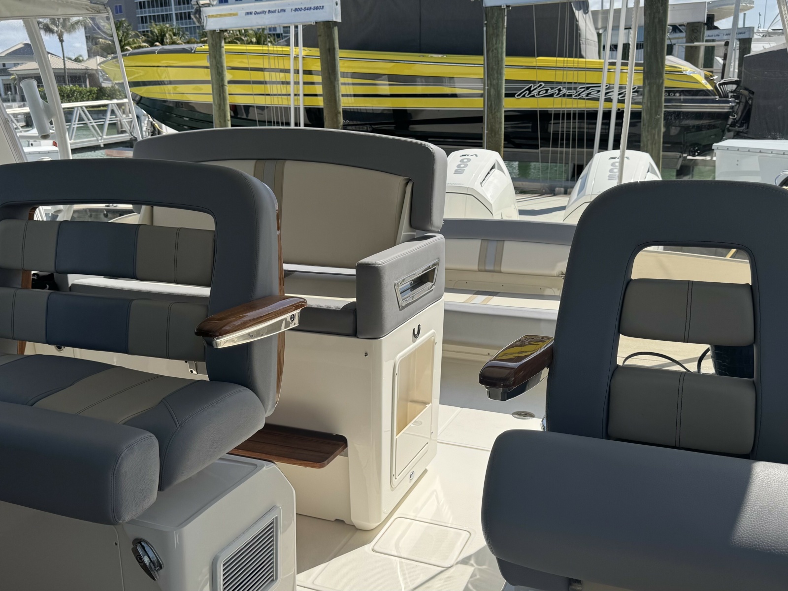 38' 2024 Boston Whaler 380 Realm