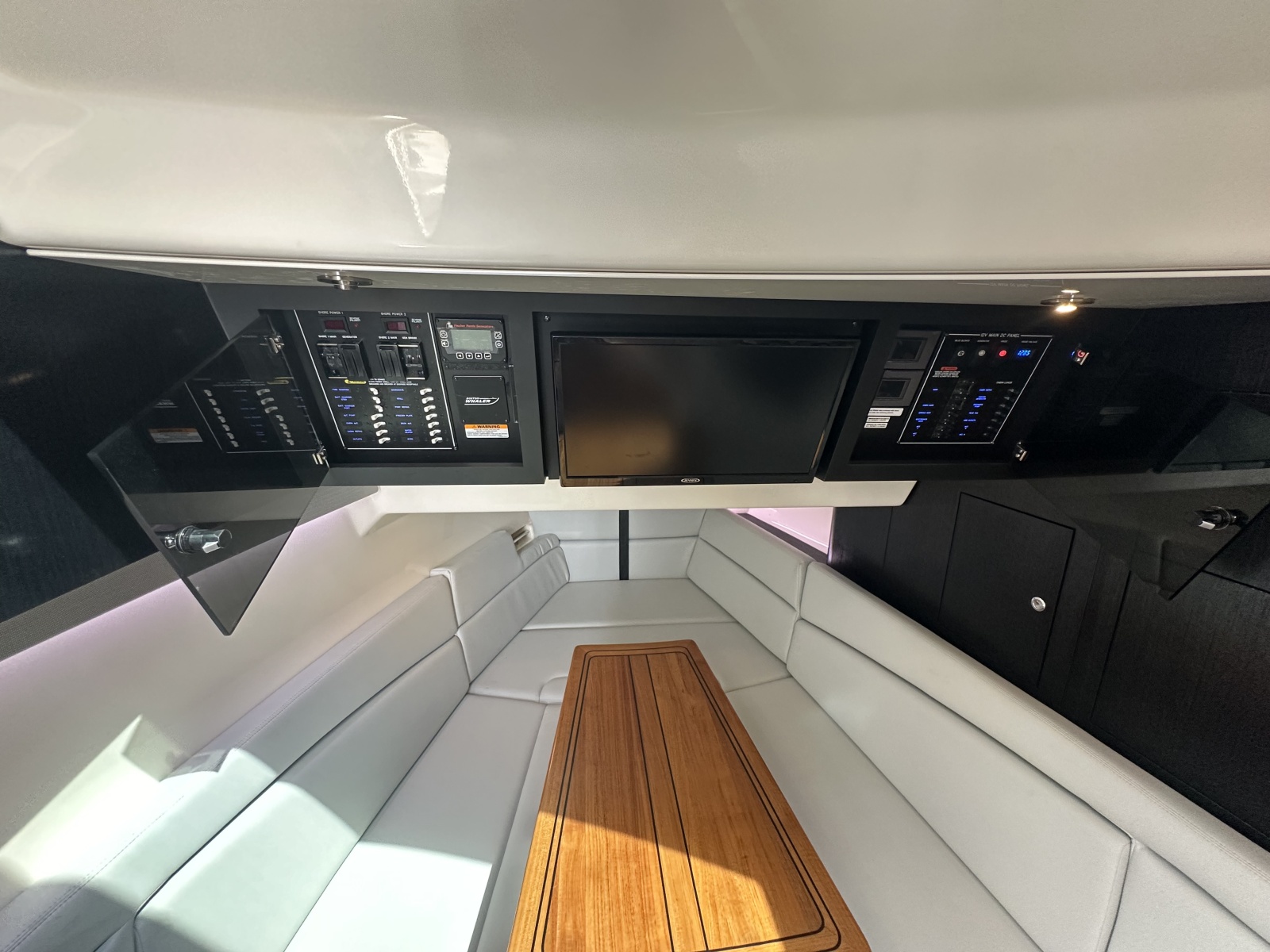 38' 2024 Boston Whaler 380 Realm