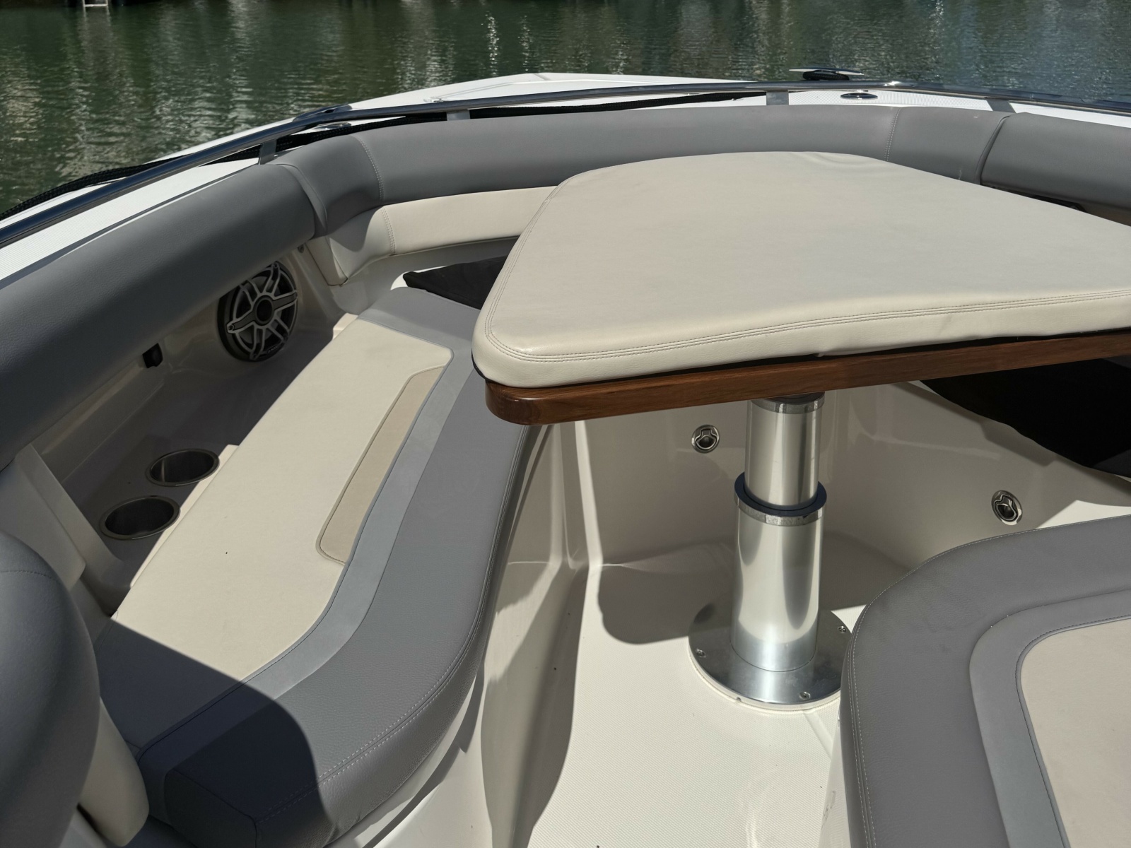38' 2024 Boston Whaler 380 Realm