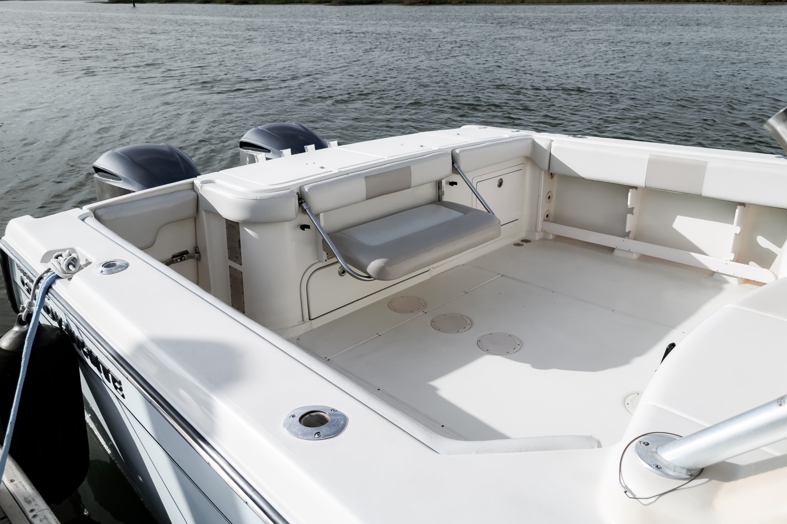 33' 2003 Grady-White 