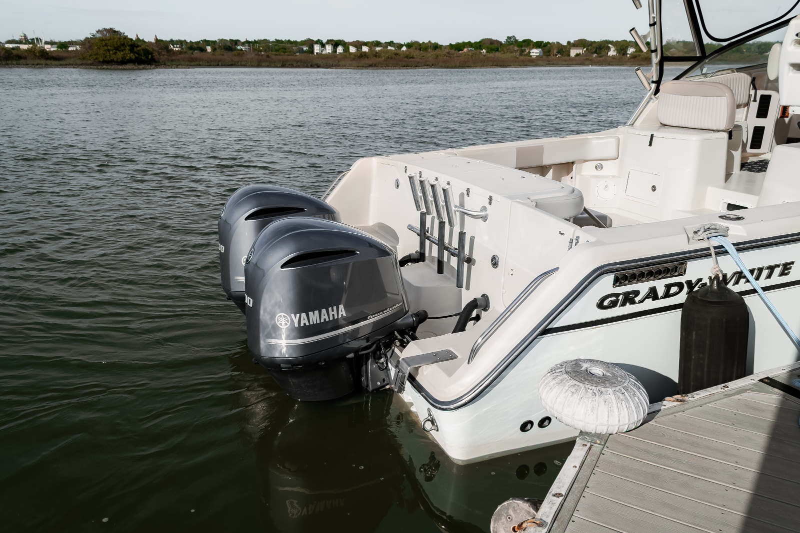 33' 2003 Grady-White 