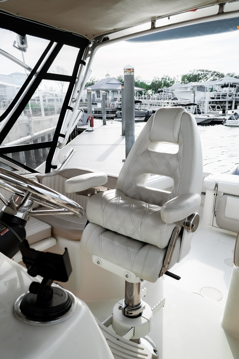 33' 2003 Grady-White 