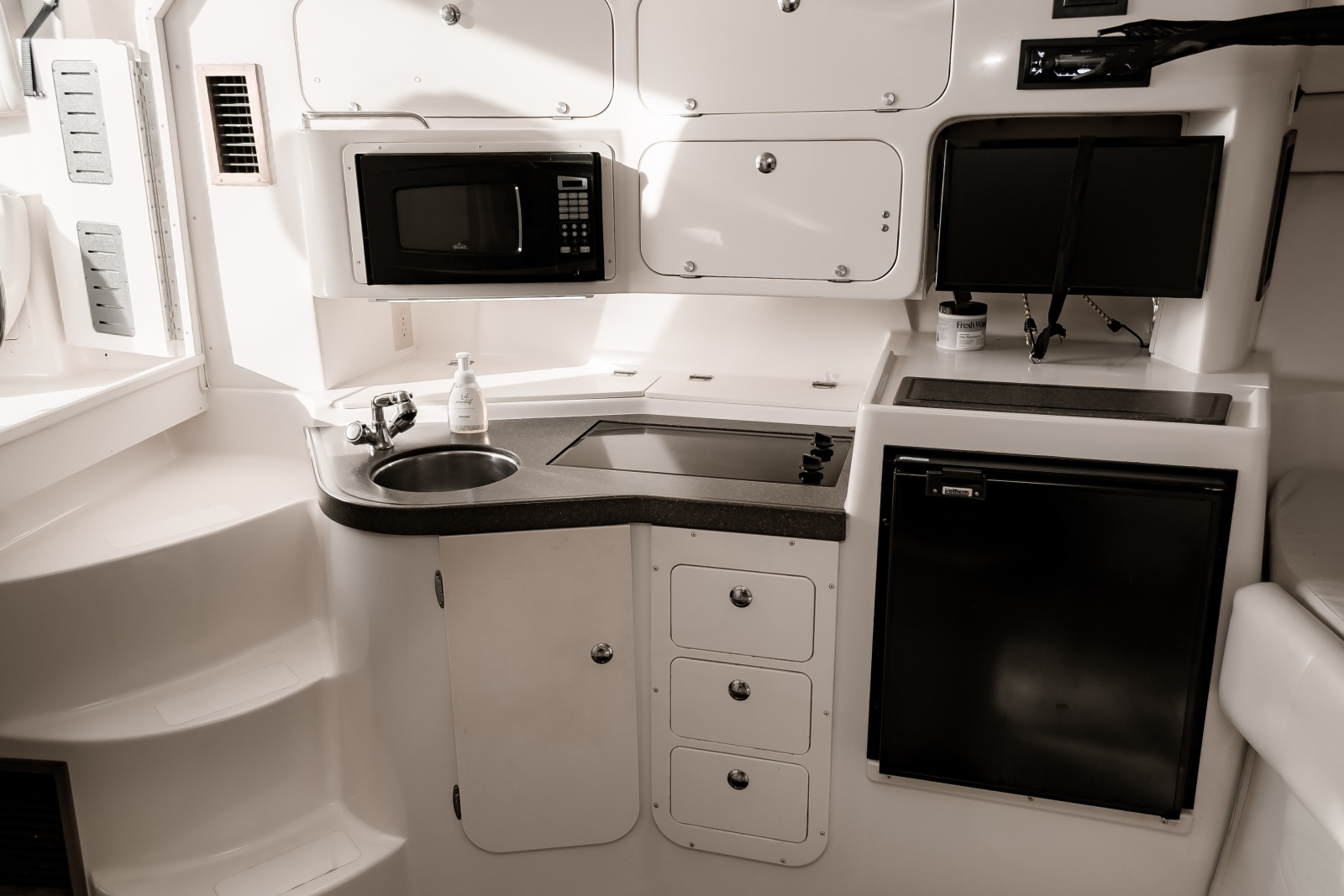 33' 2003 Grady-White 