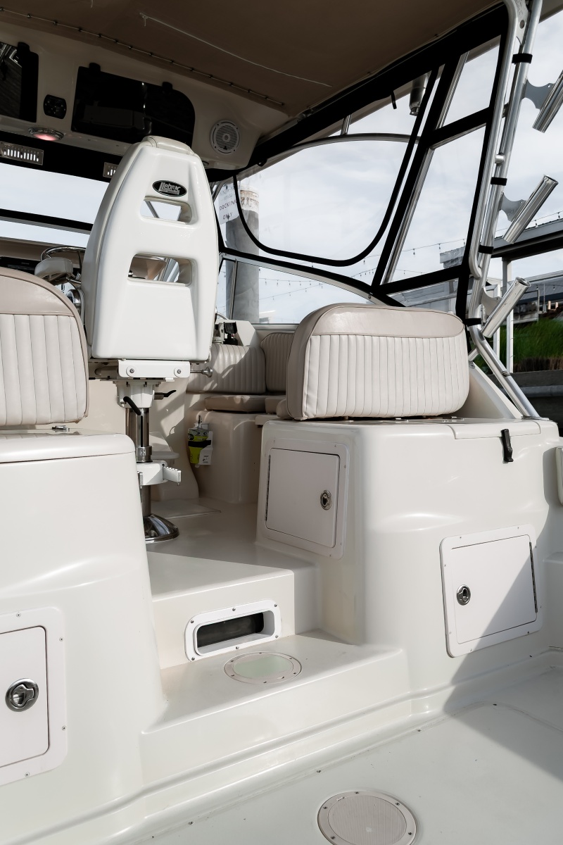 33' 2003 Grady-White 