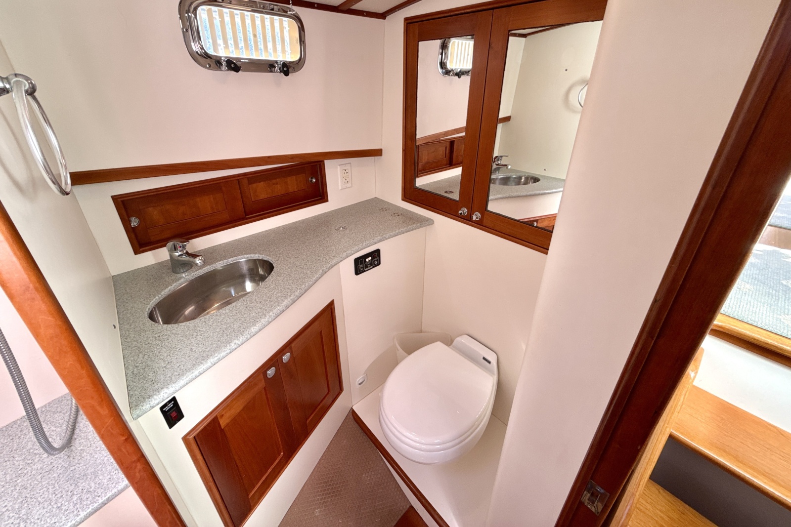 37' 2007 Duffy Atlantic 37