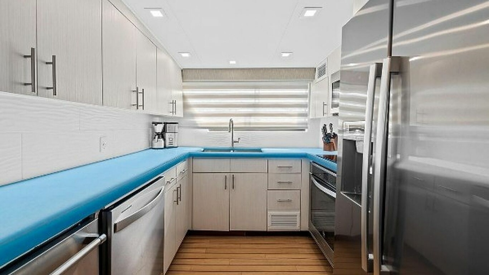 TOP GUN 70ft Hatteras Yacht For Sale