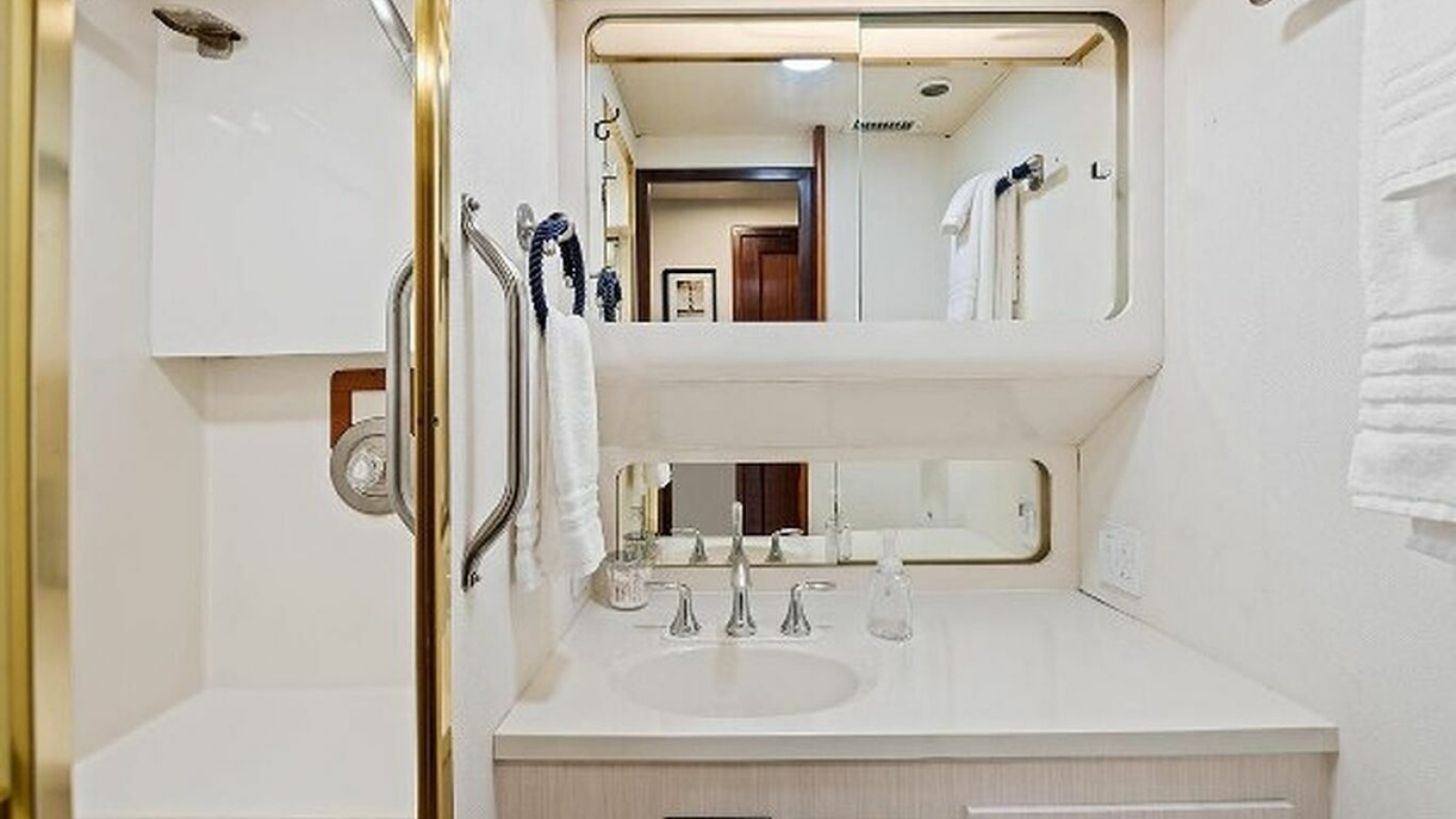 TOP GUN 70ft Hatteras Yacht For Sale