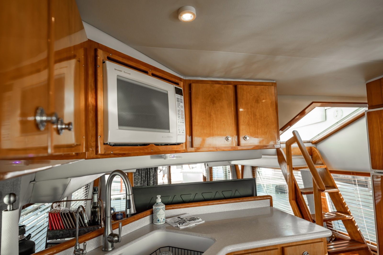 57' 2004 Navigator 5700 Rival Pilothouse