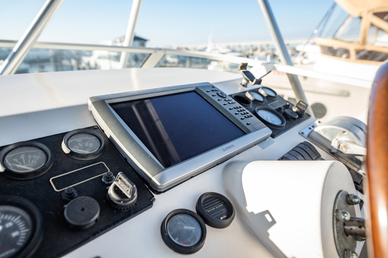 57' 2004 Navigator 5700 Rival Pilothouse