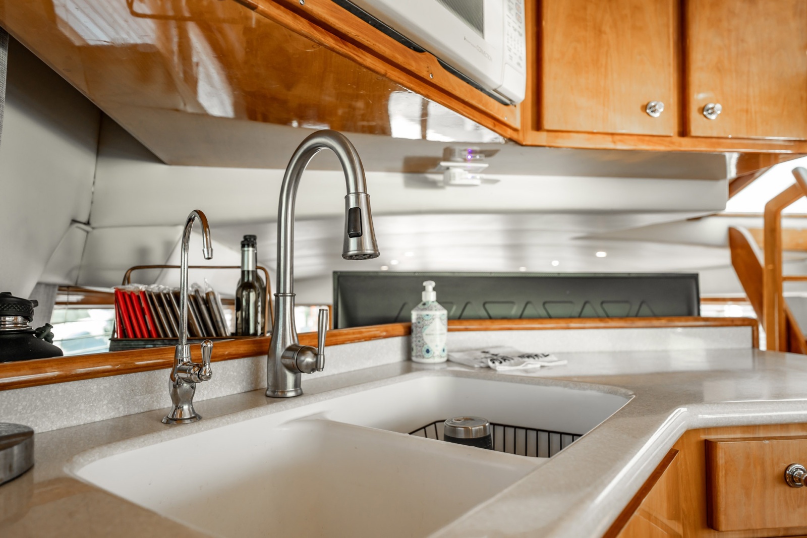 57' 2004 Navigator 5700 Rival Pilothouse