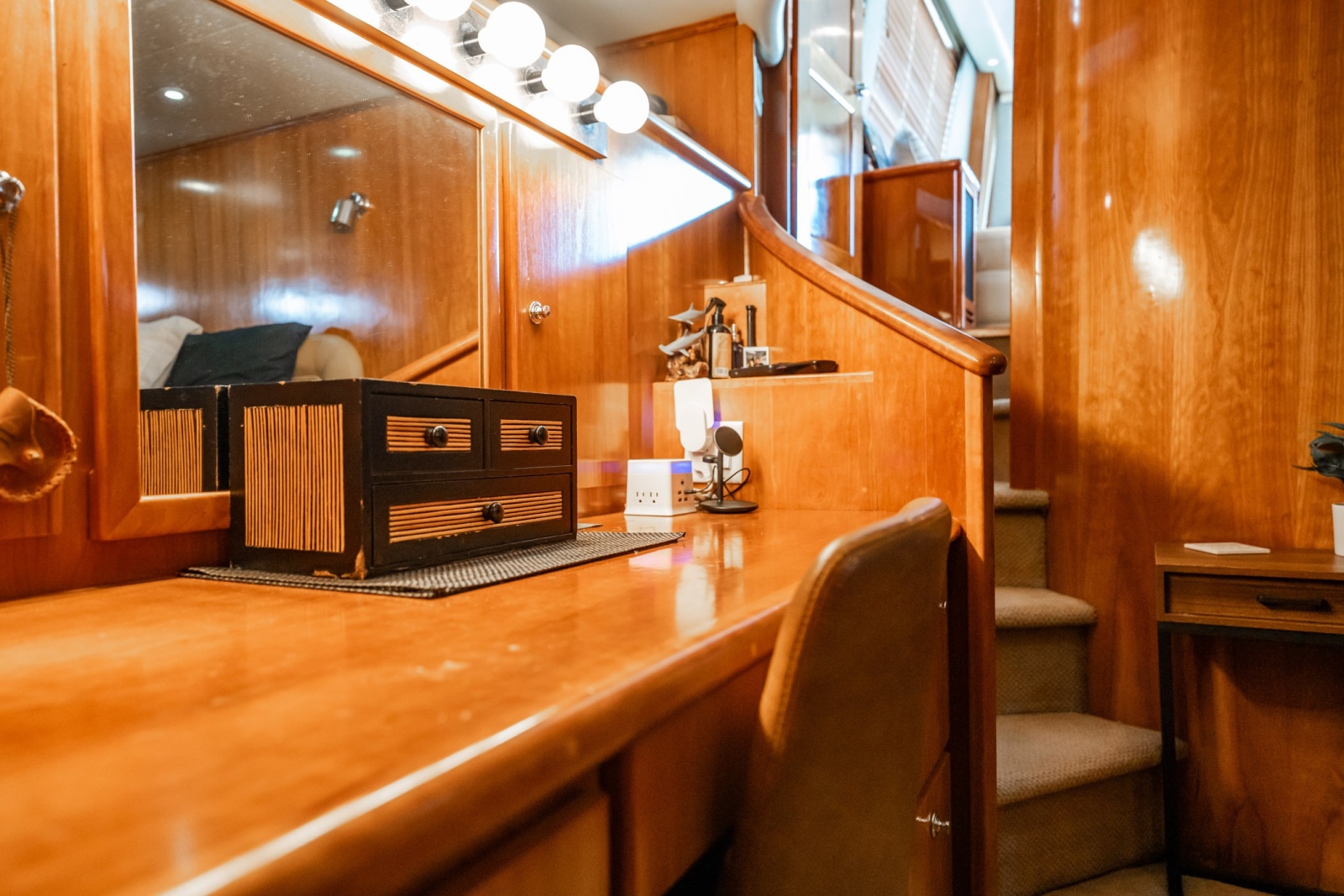 57' 2004 Navigator 5700 Rival Pilothouse