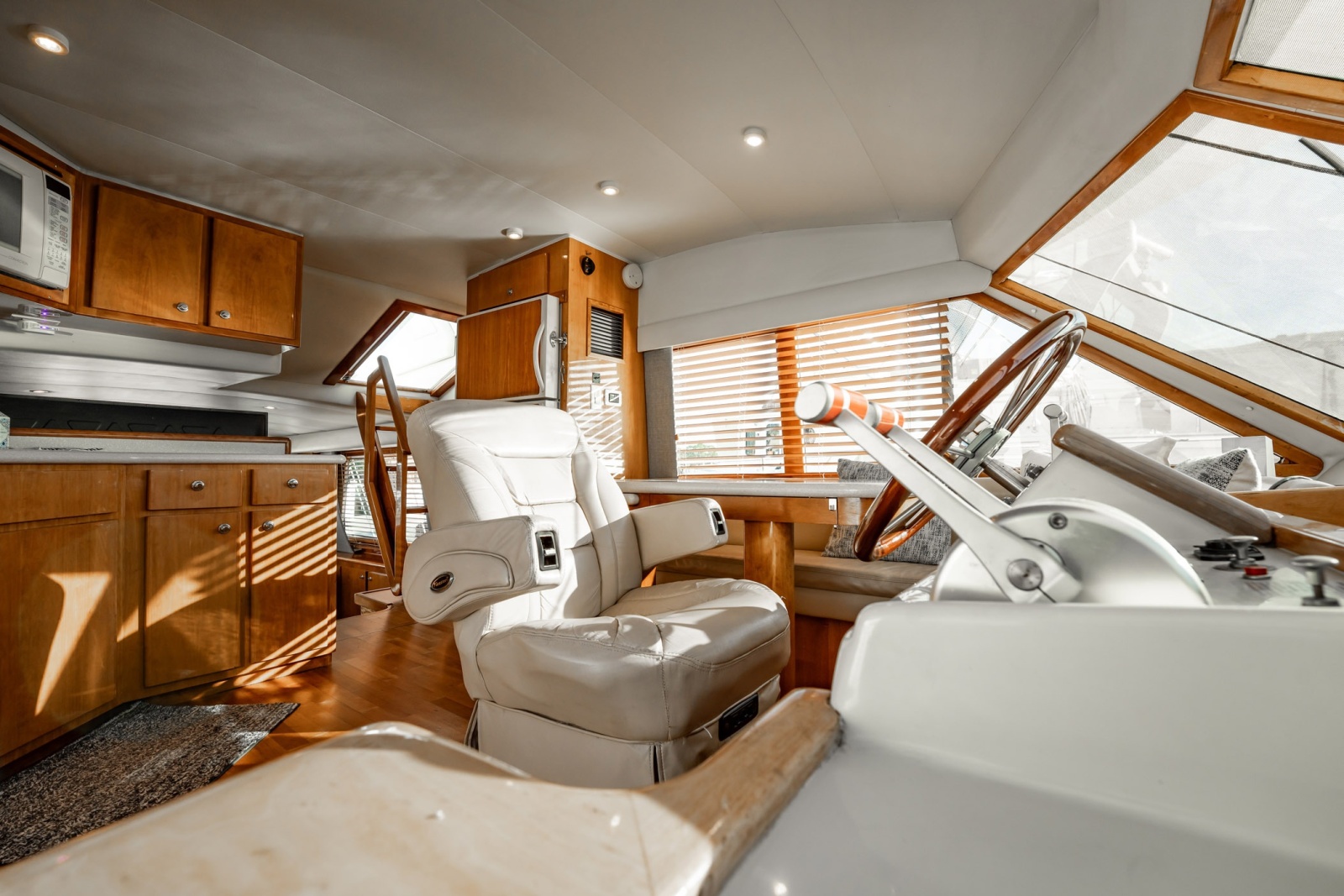 57' 2004 Navigator 5700 Rival Pilothouse