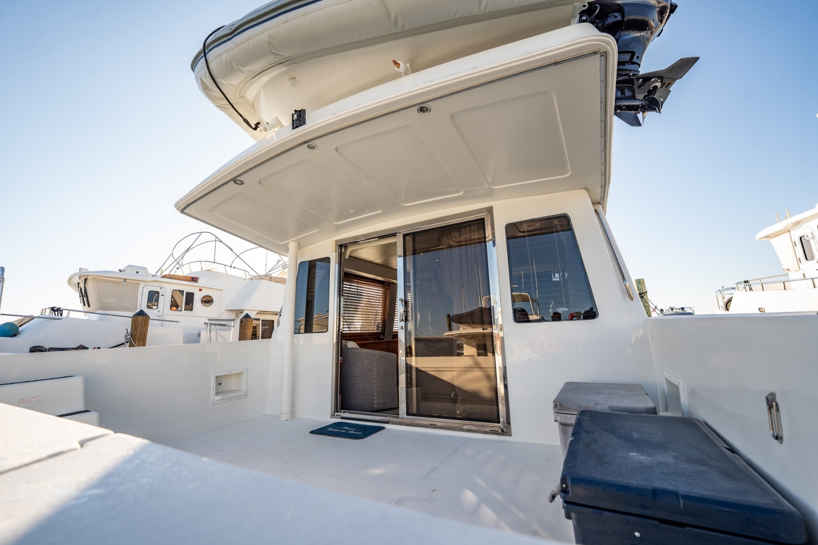 57' 2004 Navigator 5700 Rival Pilothouse