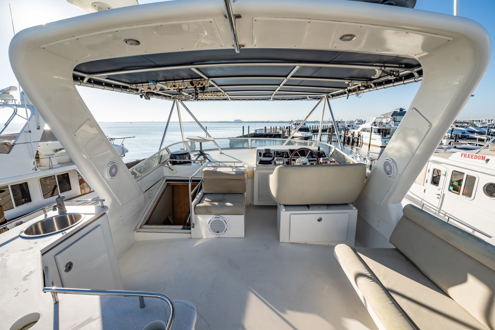 57' 2004 Navigator 5700 Rival Pilothouse