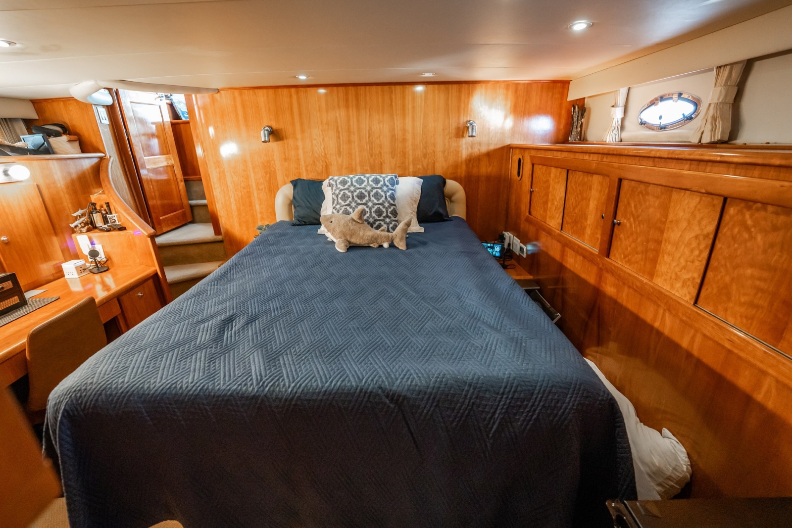 57' 2004 Navigator 5700 Rival Pilothouse