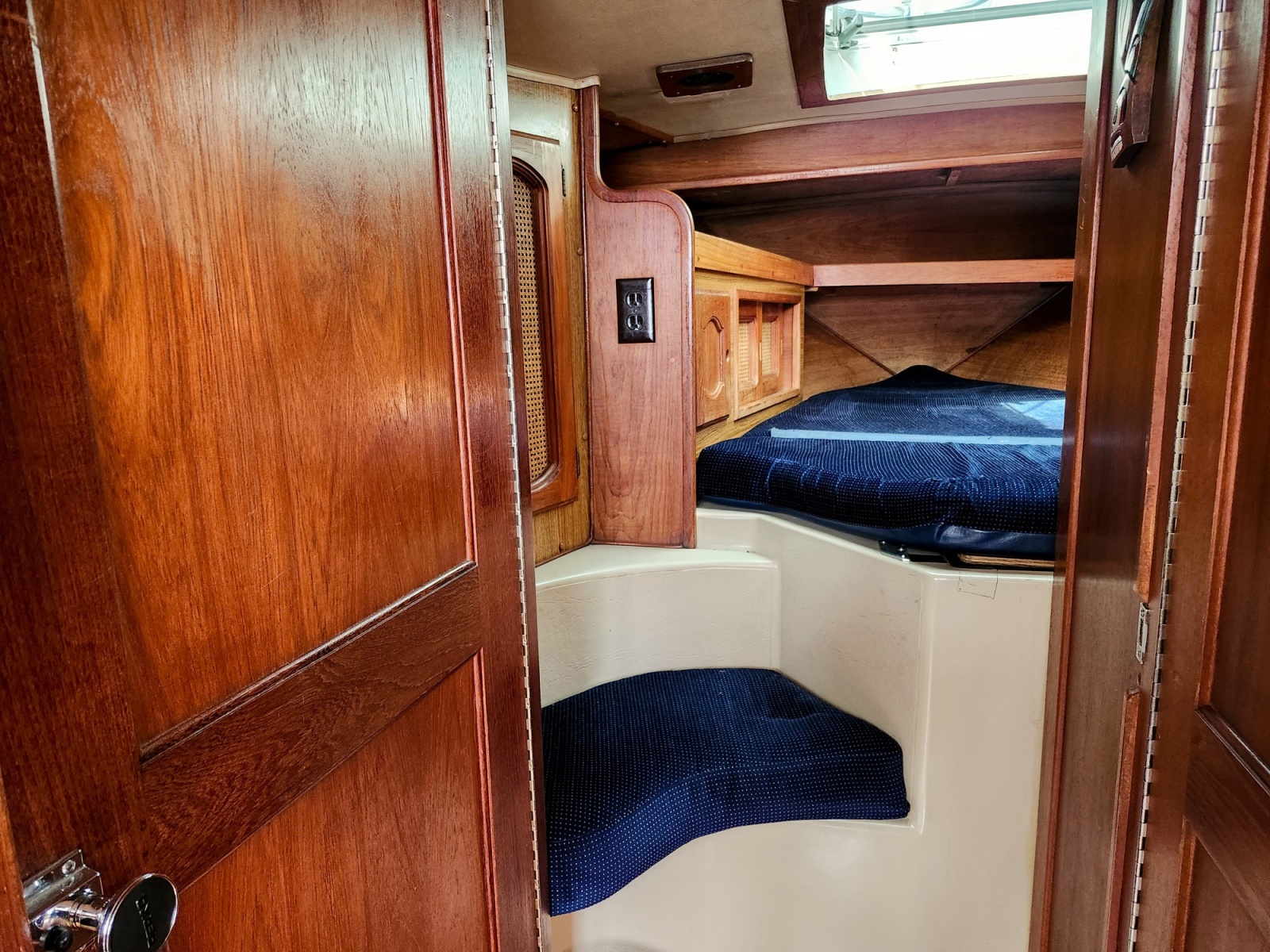 32' 1988 Gulf Pilothouse 32