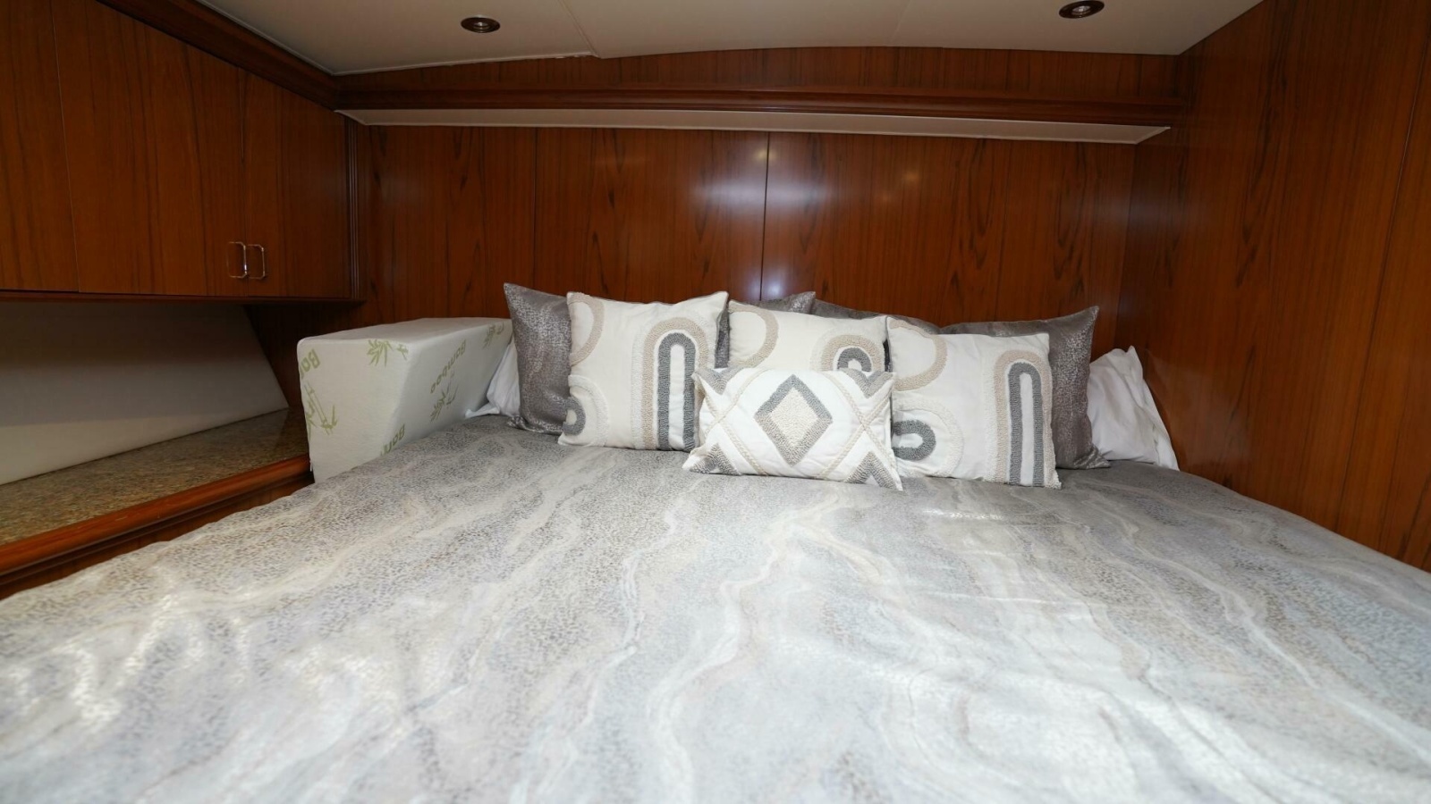 2005 Sea Force IX Enclosed Flybridge