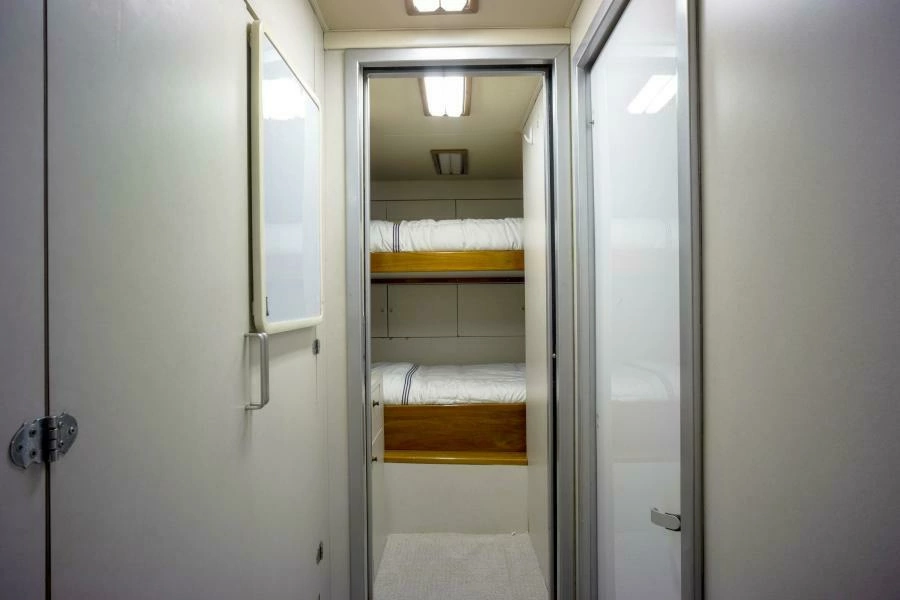 2005 Sea Force IX Enclosed Flybridge