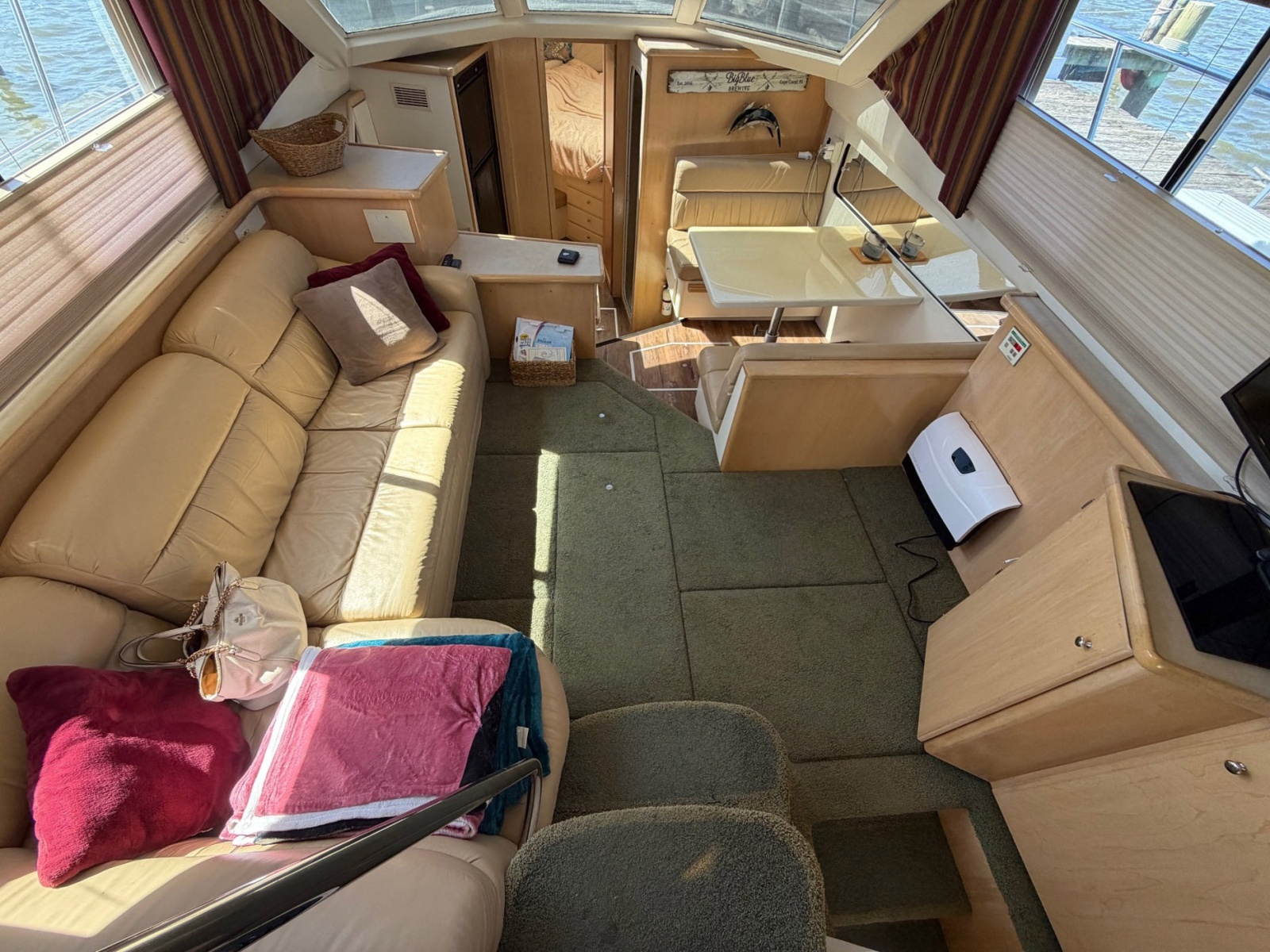 40' 1997 Carver 400 Cockpit MY