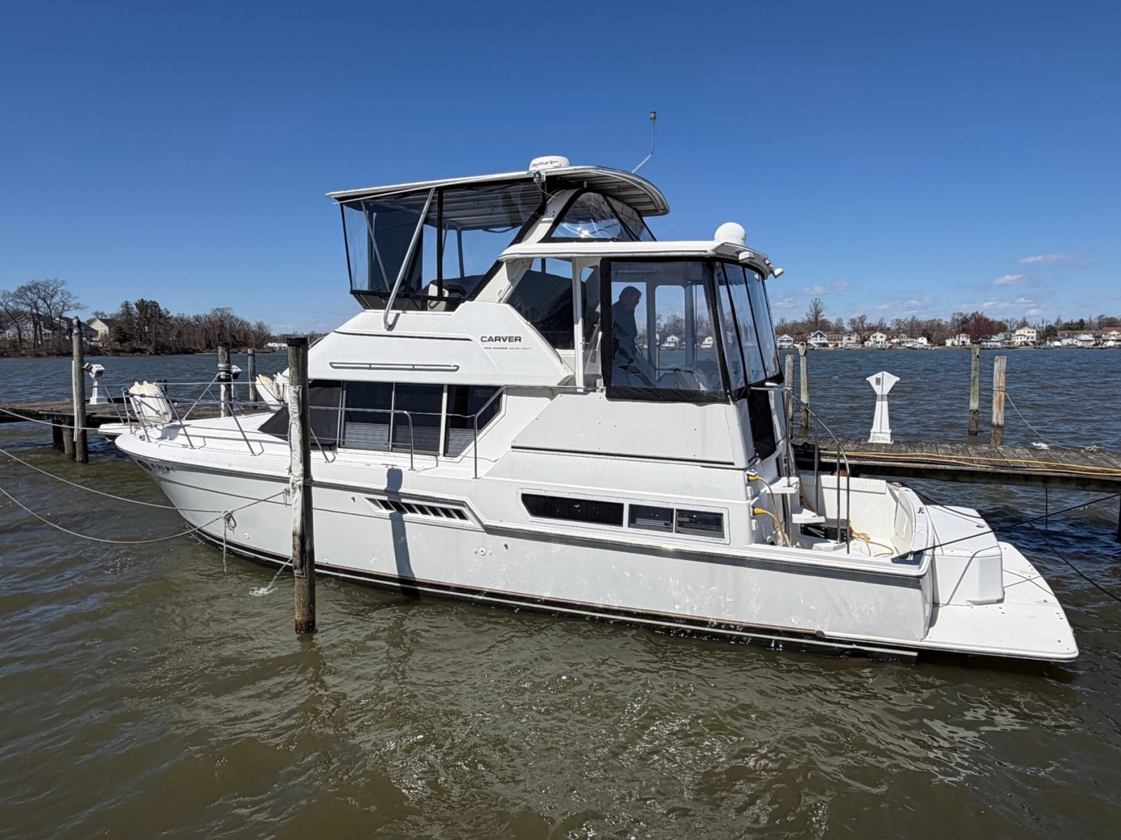 40' 1997 Carver 400 Cockpit MY