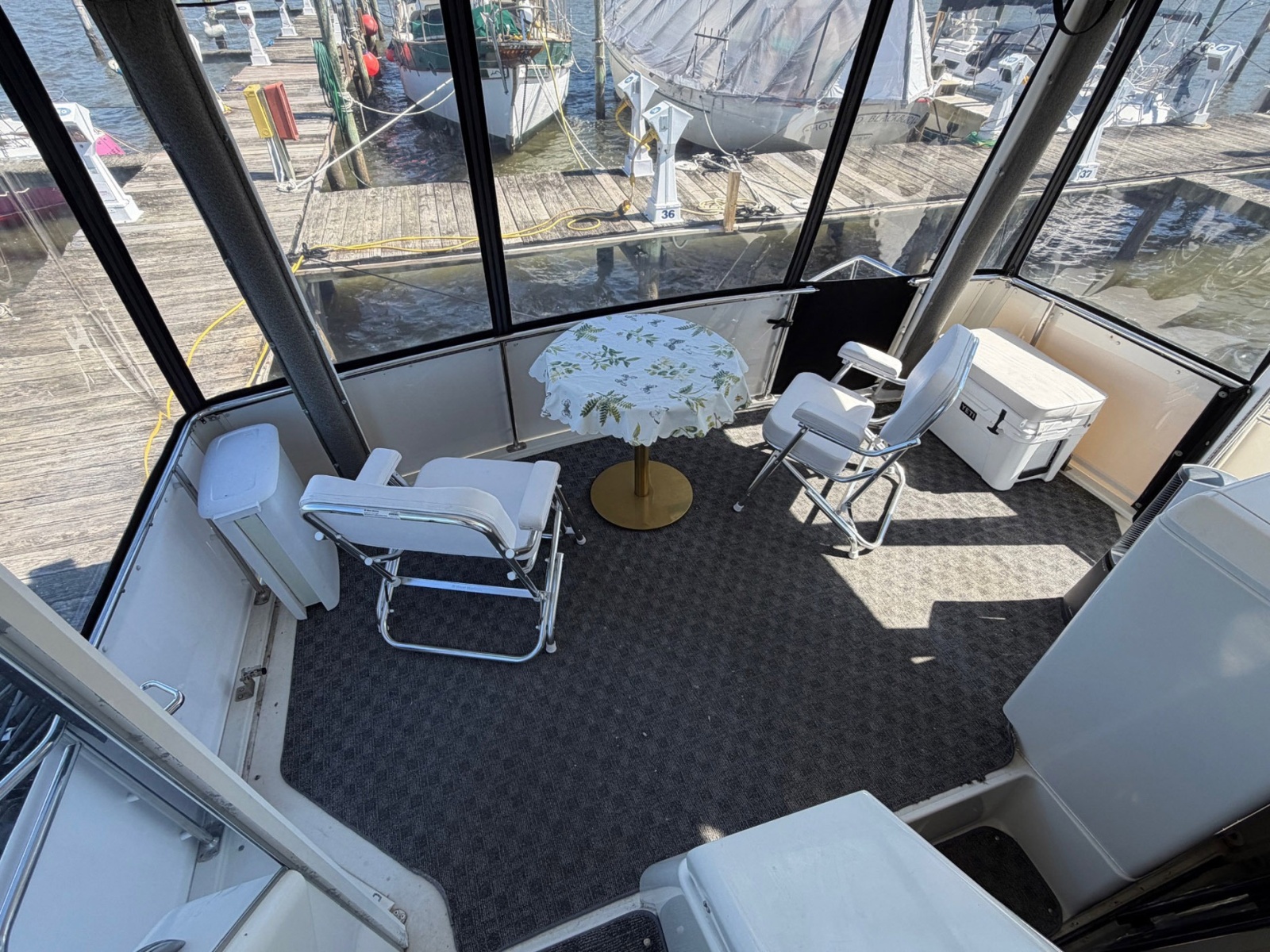 40' 1997 Carver 400 Cockpit MY