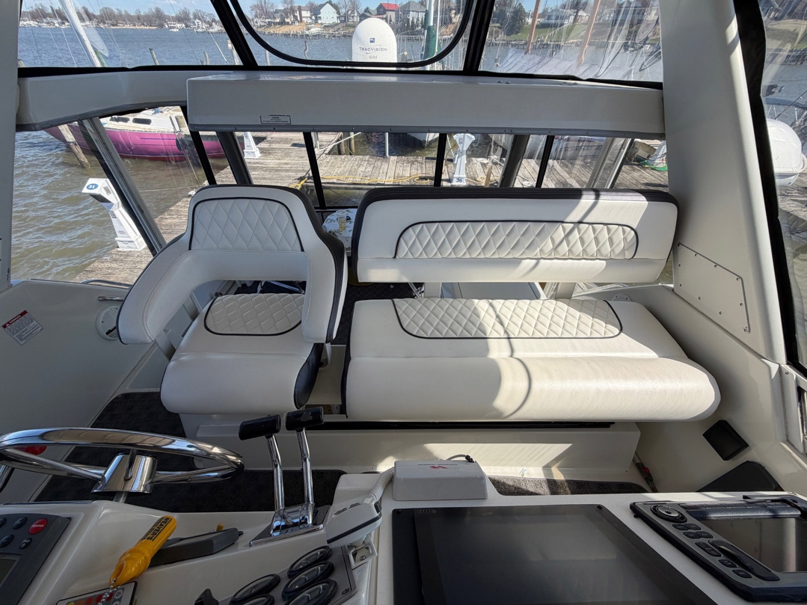 40' 1997 Carver 400 Cockpit MY