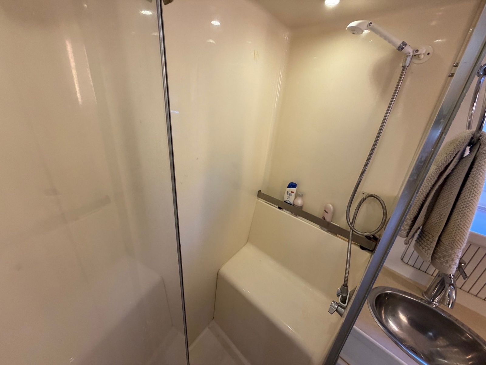 40' 1997 Carver 400 Cockpit MY