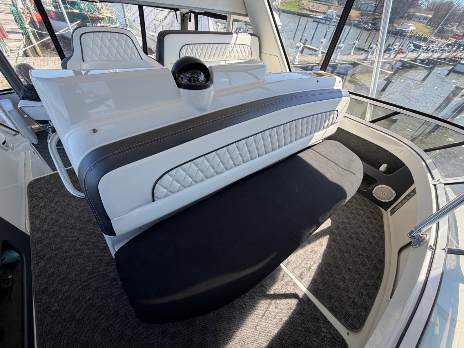 40' 1997 Carver 400 Cockpit MY