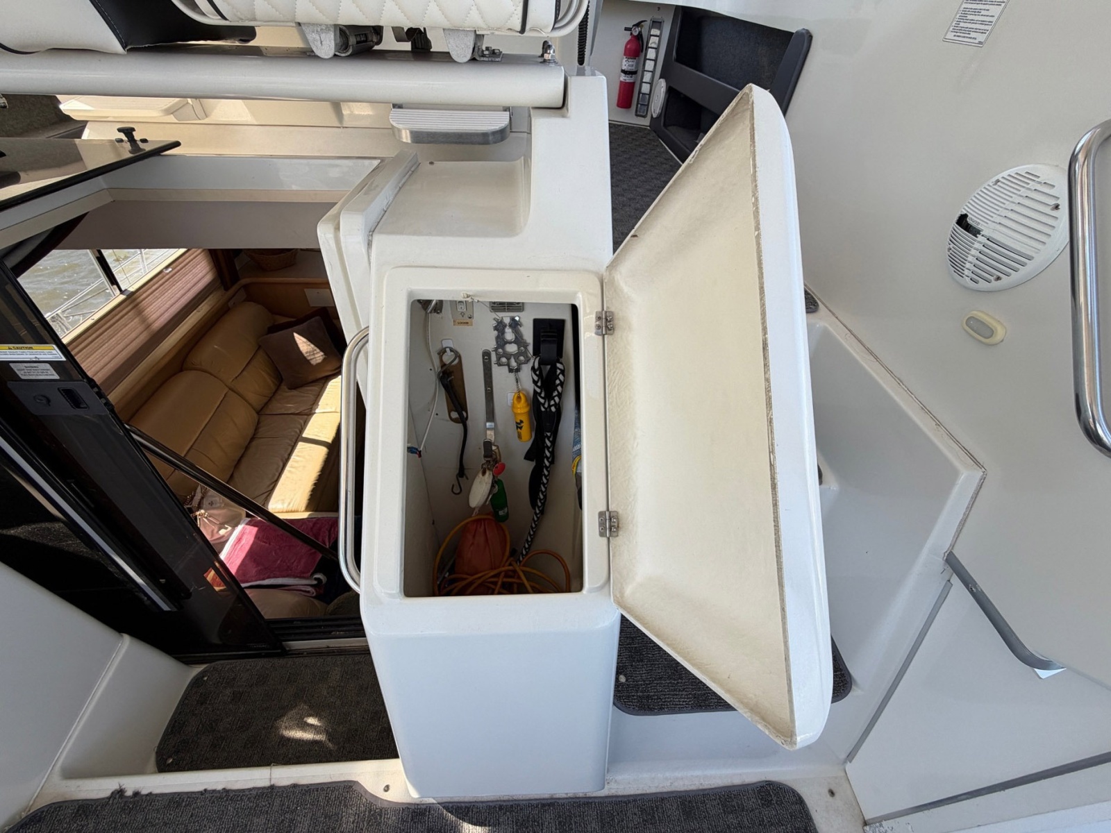 40' 1997 Carver 400 Cockpit MY