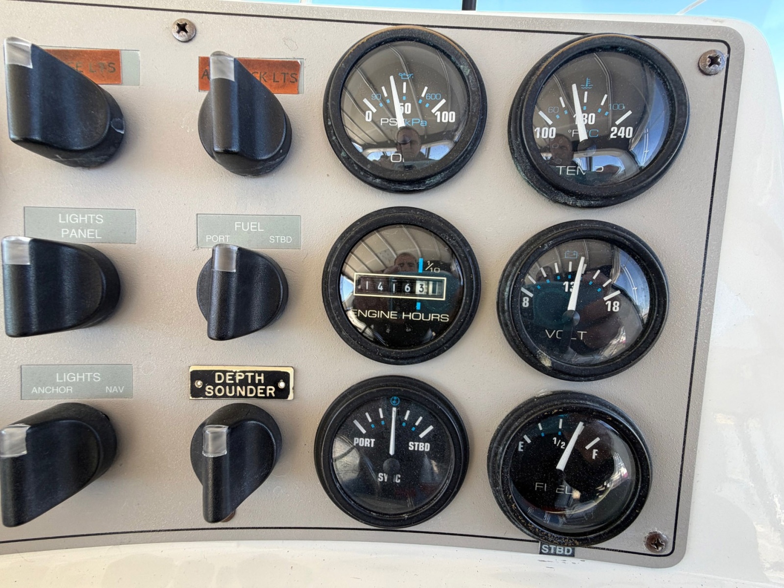 40' 1997 Carver 400 Cockpit MY