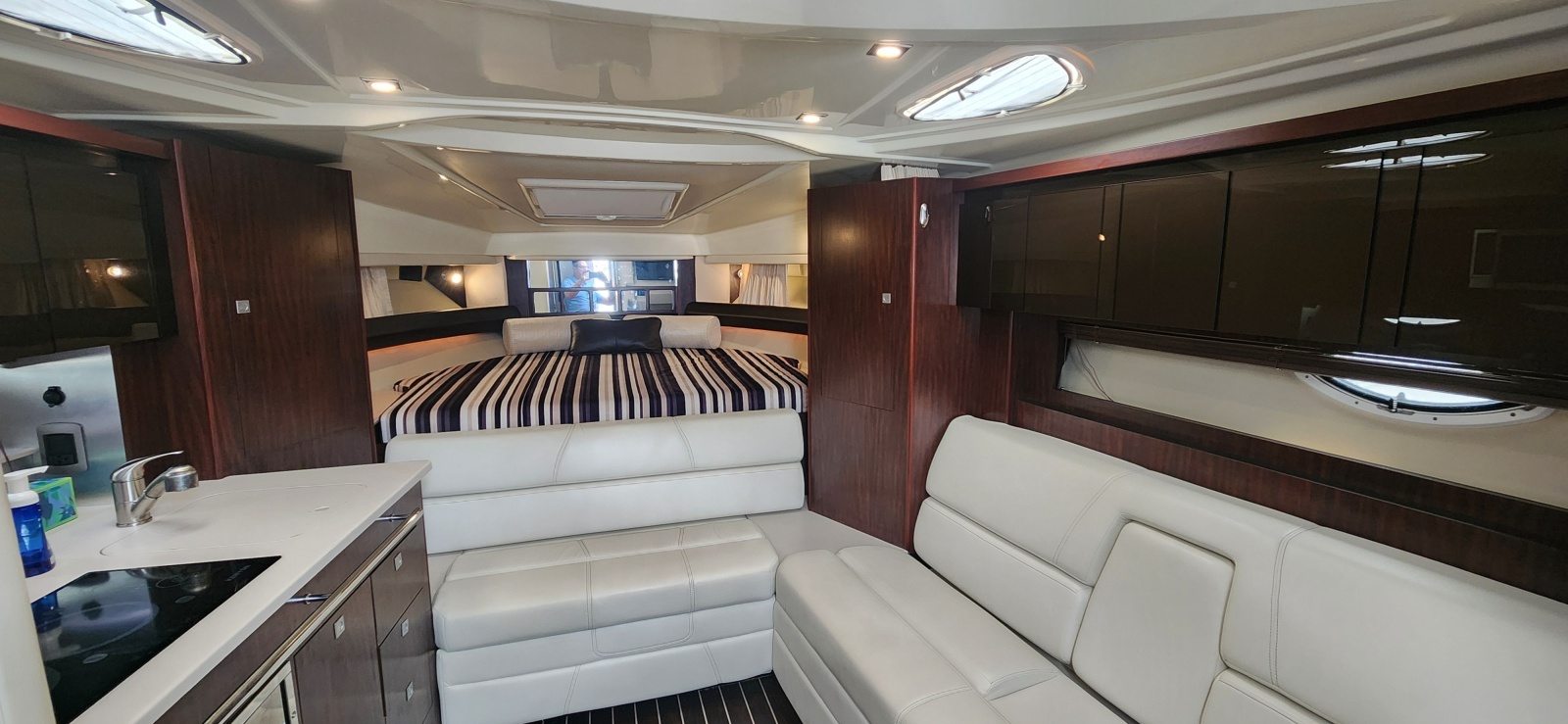 33' 2015 Monterey 335 Sport Yacht