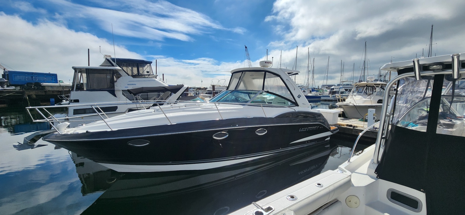 33' 2015 Monterey 335 Sport Yacht